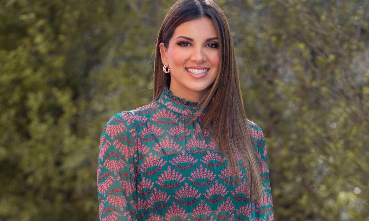 Η Σταματίνα Τσιμτσιλή φανερά αδυνατισμένη με το απόλυτο look των Χριστουγέννων