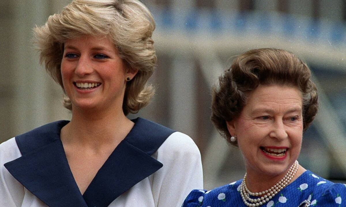 Ολομόναχη η Diana τα τελευταία της Χριστούγεννα - Η Ελισάβετ με τα παιδιά και εκείνη με το προσωπικό