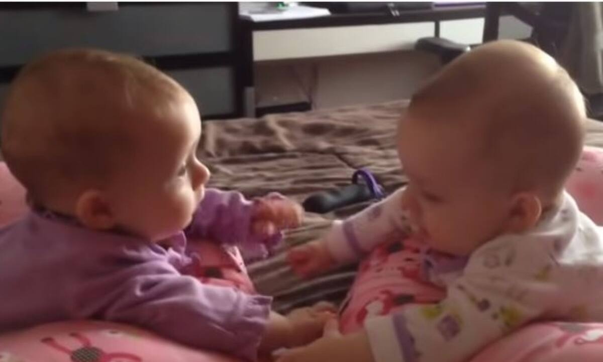 Τεσσάρων μηνών δίδυμα αναγνωρίζουν το ένα το άλλο και επικοινωνούν για πρώτη φορά (vid)