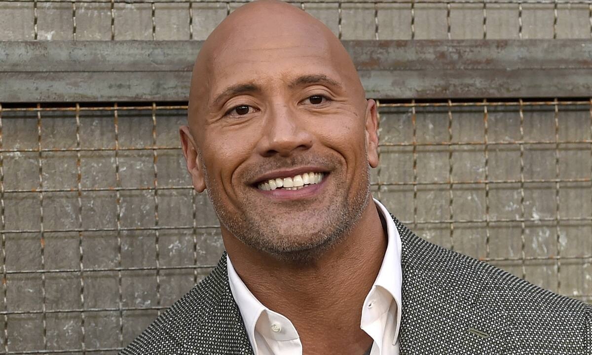 O «The Rock» δεν ήξερε τι δώρο Χριστουγέννων να πάρει στη μητέρα του - της πήρε τελικά κάτι «απλό»