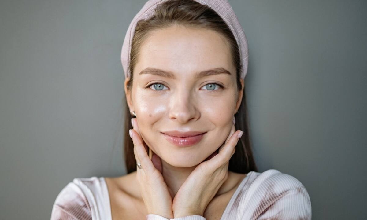 Οκτώ καθημερινές συνήθειες που γερνούν το δέρμα