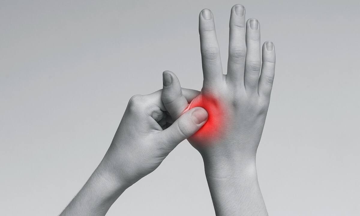 Μούδιασμα στα δάχτυλα: Ποιες παθήσεις υποδεικνύει (εικόνες)