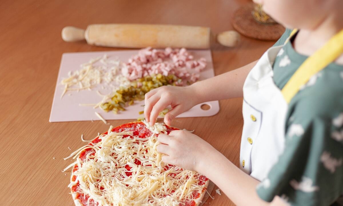 Συνταγές για παιδιά: Φτιάξτε ατομικά πιτσάκια στον φούρνο μικροκυμάτων