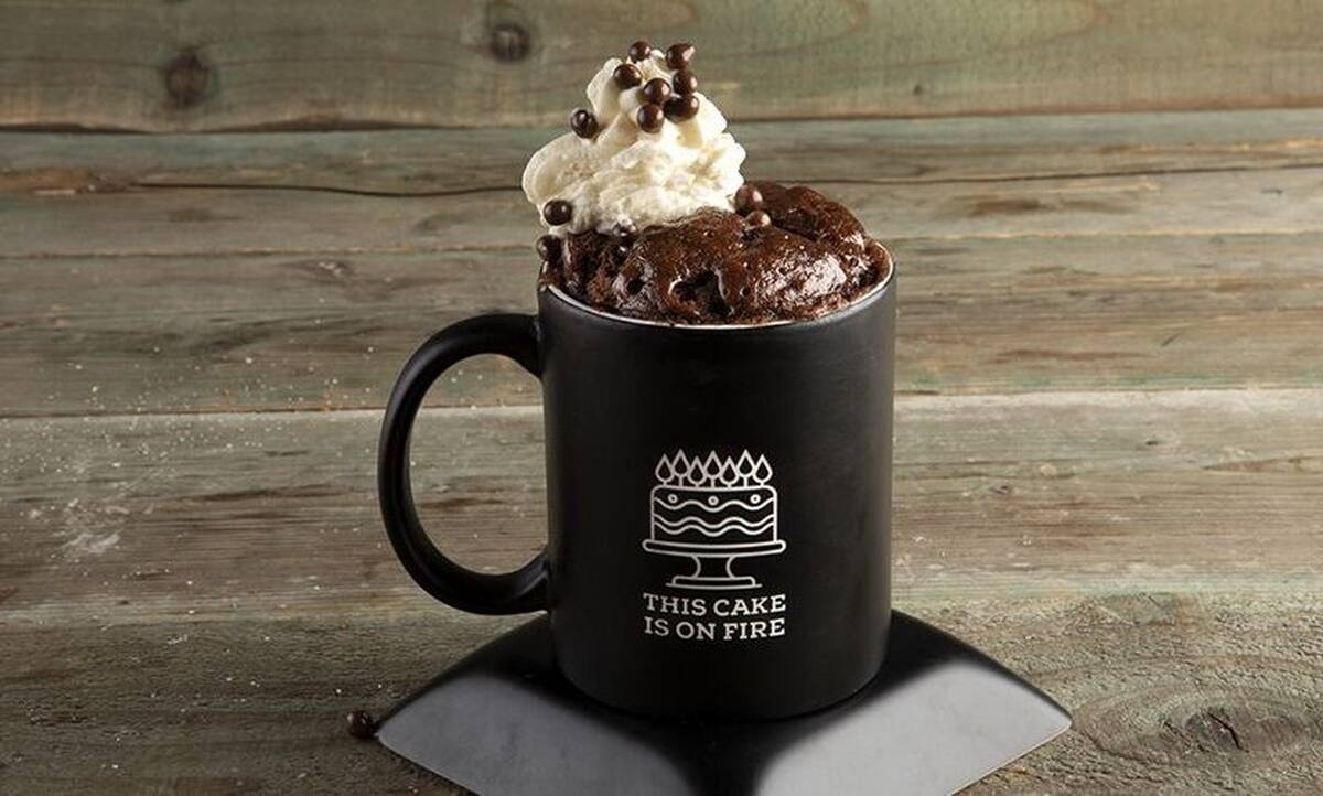 Λαχταριστή mug cake μηλόπιτα από τον Άκη Πετρετζίκη
