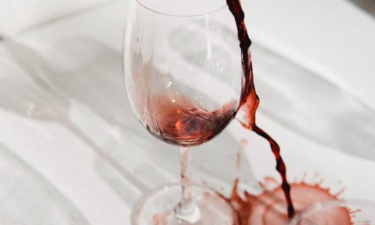 Λεκές από κρασί σε τραπεζομάντηλο - Πώς να τον αφαιρέσετε
