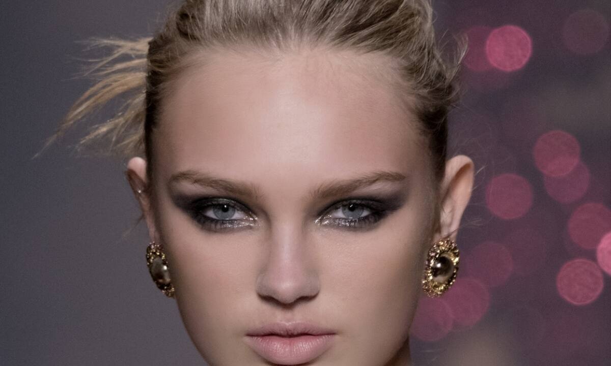 Πώς θα κάνεις το απόλυτο smoky eye look (video)