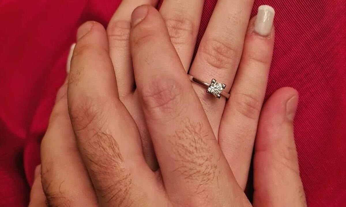 Ραφτείτε! Η πρόταση γάμου έγινε και μόλις είδαμε την πρώτη κοινή φωτογραφία του ζευγαριού στο Πρωινό