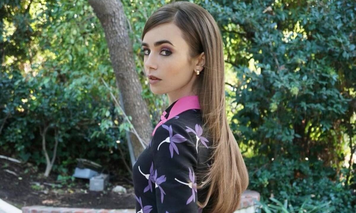 6 items που η Lily Collins έχει πάντα στην τσάντα της