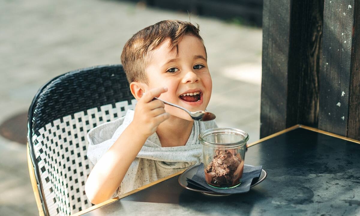 Σοκολατένια μους για παιδιά με δύο υλικά (vid)