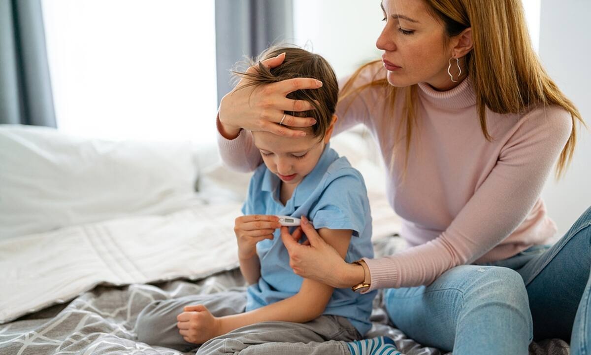 Τι πρέπει να γνωρίζουν οι γονείς για τη Flurona: Διπλή ίωση με κορονοϊό και γρίπη
