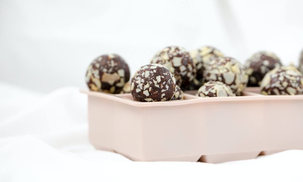 Υγιεινά ενεργειακά τρουφάκια με φρέσκα δαμάσκηνα (vid)