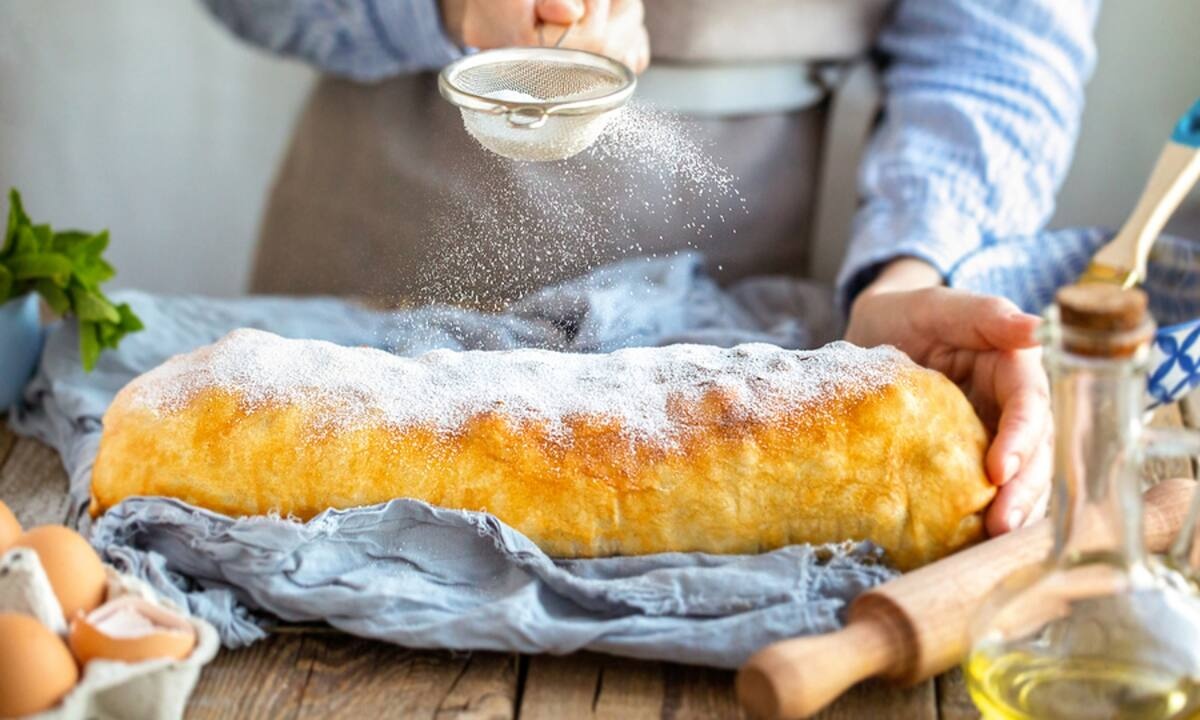 Δύο συνταγές για strudel με βύσσινο και μάνγκο (vid)