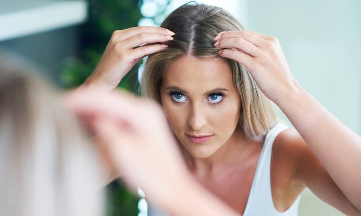 Γερνάνε και τα μαλλιά μας: Δείτε τις αιτίες (εικόνες)