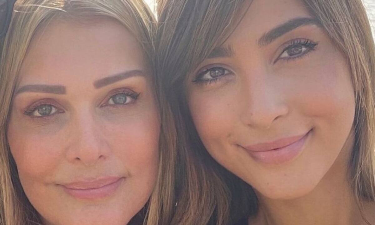 Η Νατάσσα Θεοδωρίδου φόρεσε το ίδιο φόρεμα με την κόρη της και το σχολίασε μέχρι και η Καινούργιου