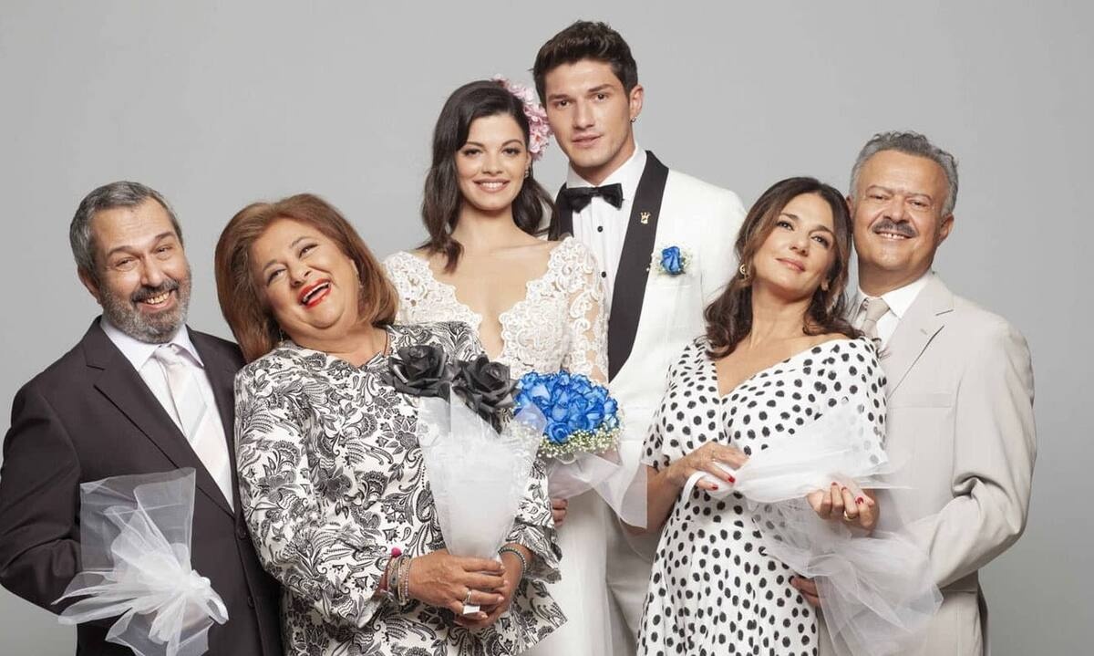 Συμπέθεροι απ' τα Τίρανα: Το «σατανικό σχέδιο» Πέννυς- Κλαίρης έκανε το Twitter να «αφινιάσει»!