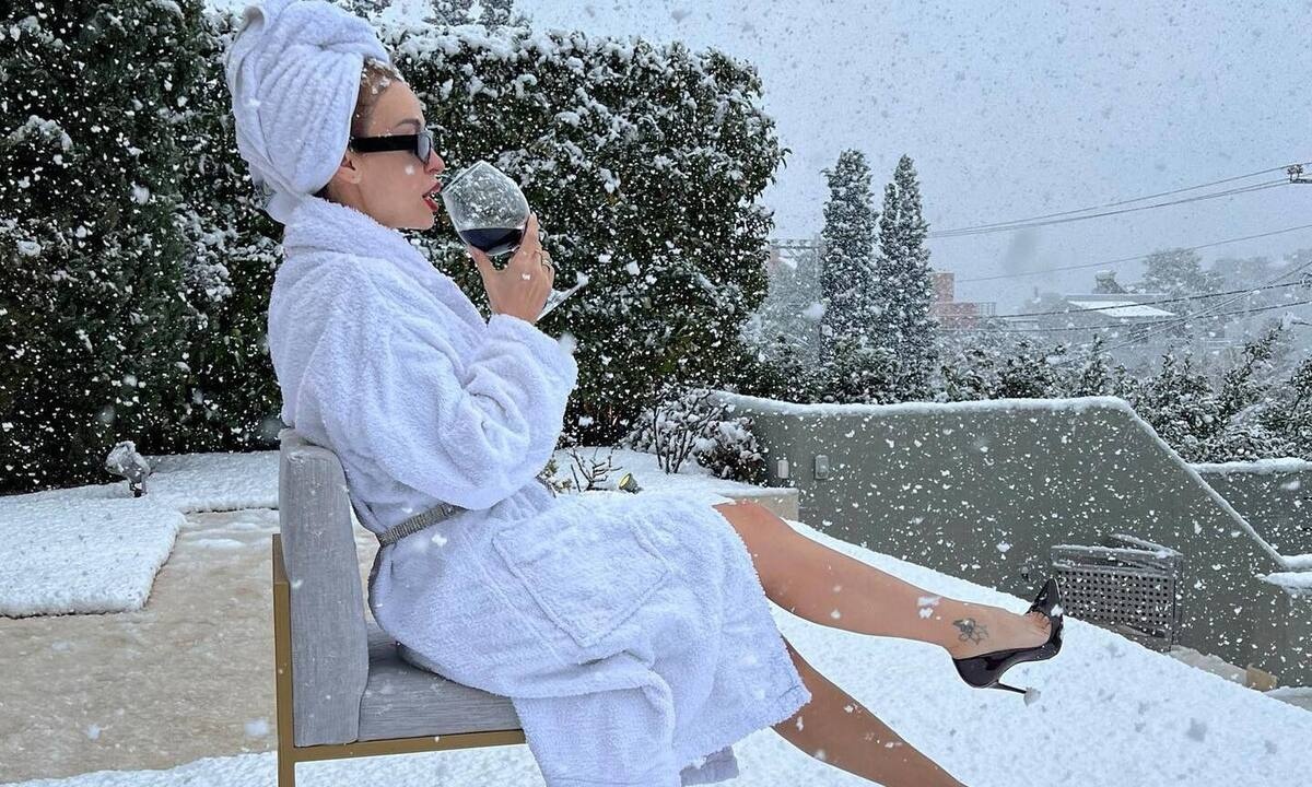 Τι με ήλιο, τι με βροχή, η Φουρέιρα δεν αποχωρίζεται τα 10ποντα! Με γόβες και μπουρνούζι στον χιονιά