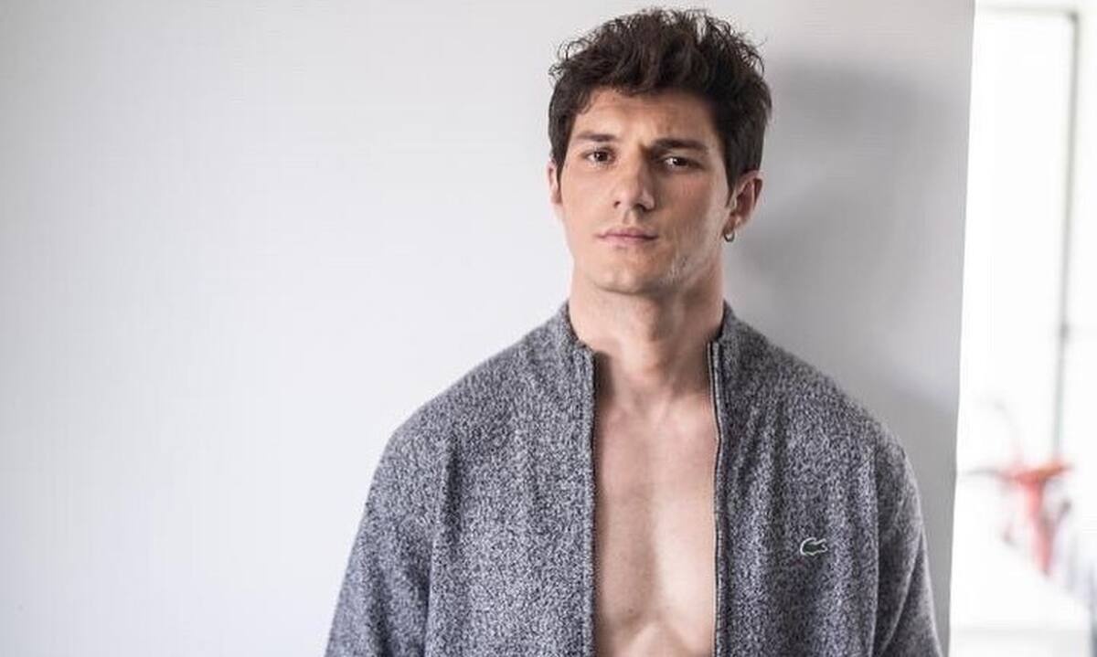 Συμπέθεροι απ' τα Τίρανα: Ο πρωταγωνιστής της σειράς βγήκε στο χιόνι ημίγυμνος και... «άναψε φωτιές»