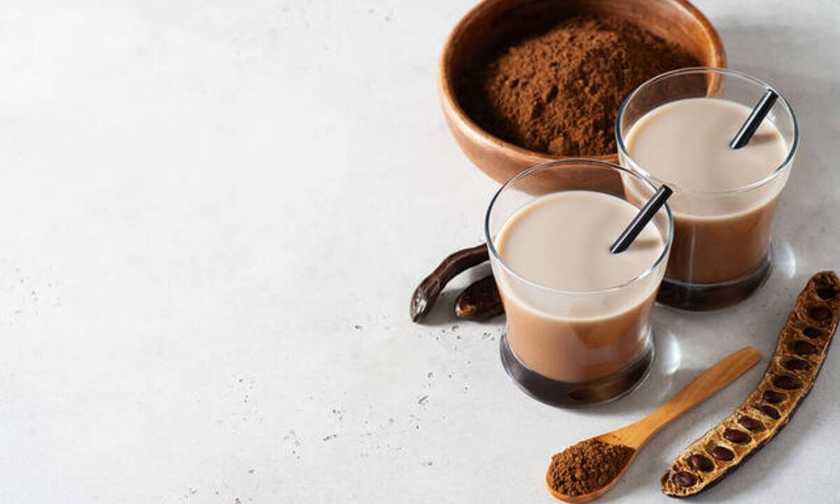 Smoothie με χαρούπι και χουρμάδες