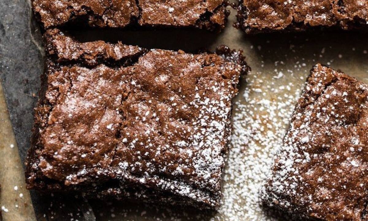 Το απόλυτο σοκολατένιο brownie που λιώνει στο στόμα