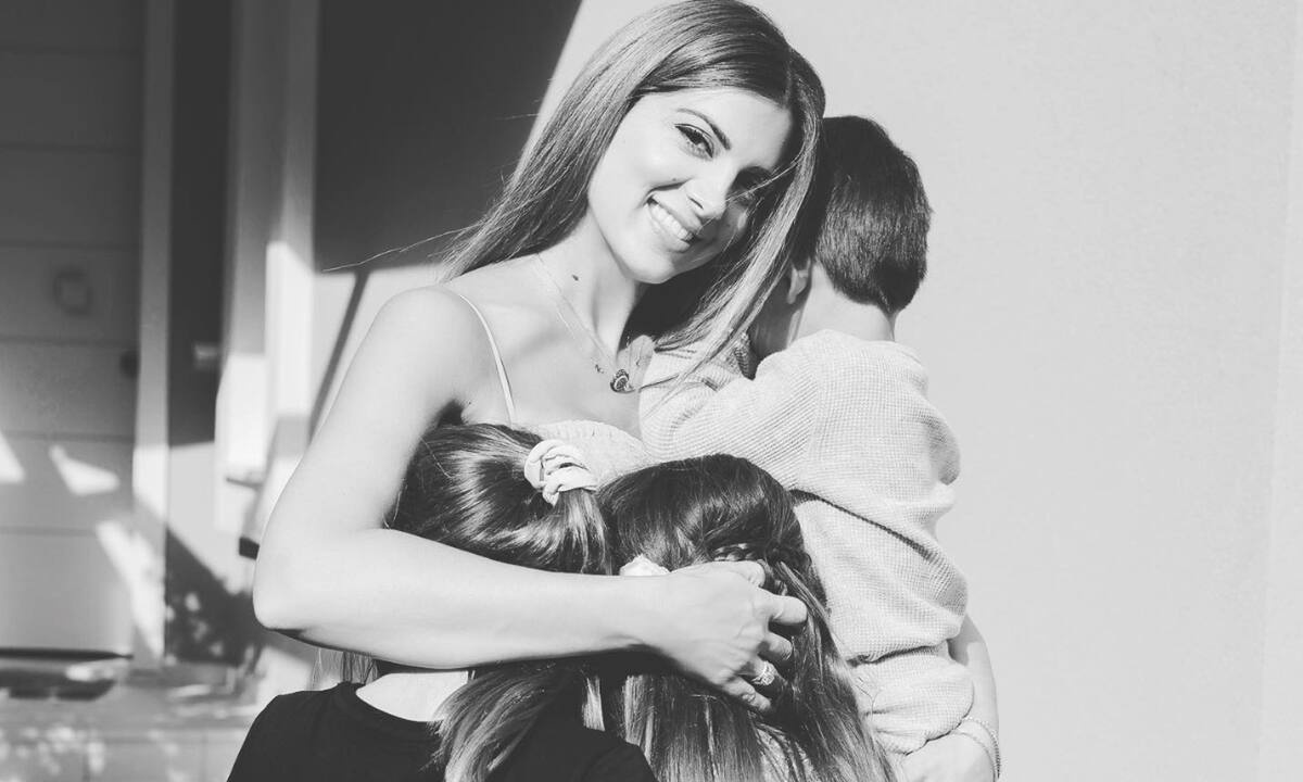 Σταματίνα Τσιμτσιλή: Η αγκαλιά με τα παιδιά της που κρύβει τα χρώματα όλου του κόσμου