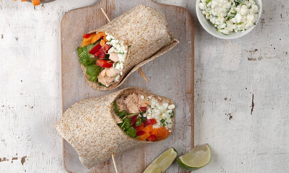 Wrap ολικής με σολομό και τυρί cottage από τον Άκη Πετρετζίκη