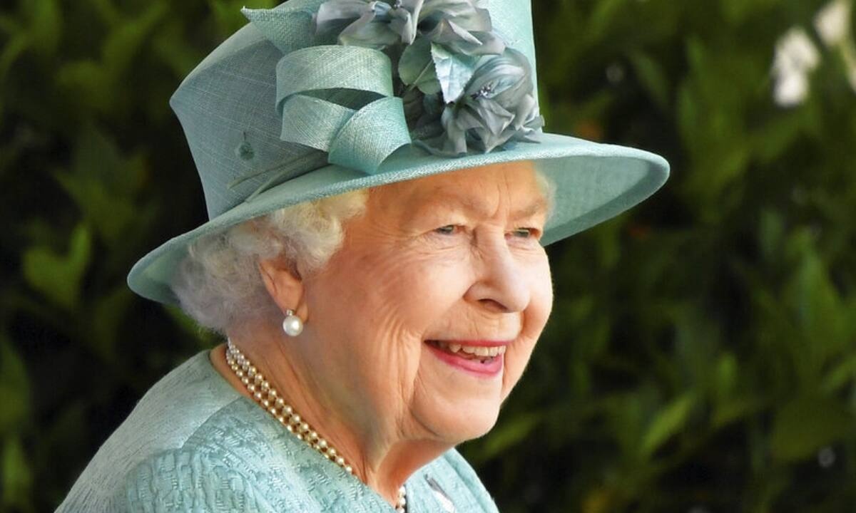 Η βασίλισσα Ελισάβετ «ξεπουλάει» στο διαδίκτυο - Ανάρπαστα τα προϊόντα που έβγαλε το Παλάτι