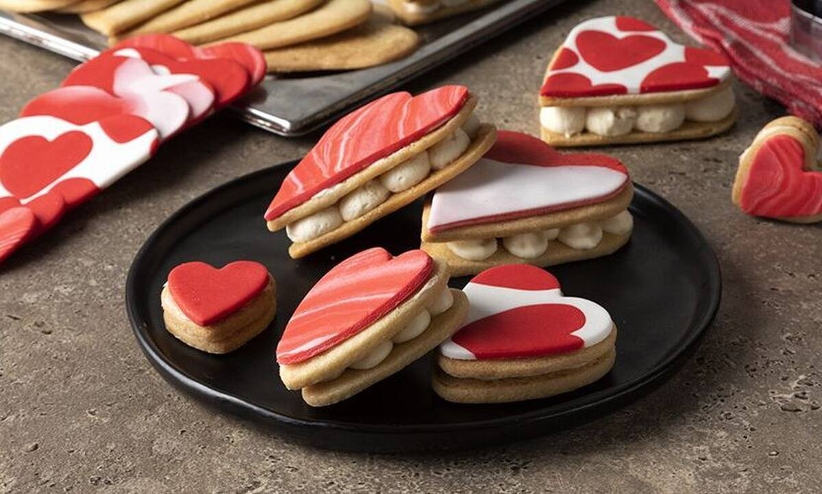 Μπισκότα βουτύρου με ζαχαρόπαστα από τον Άκη Πετρετζίκη