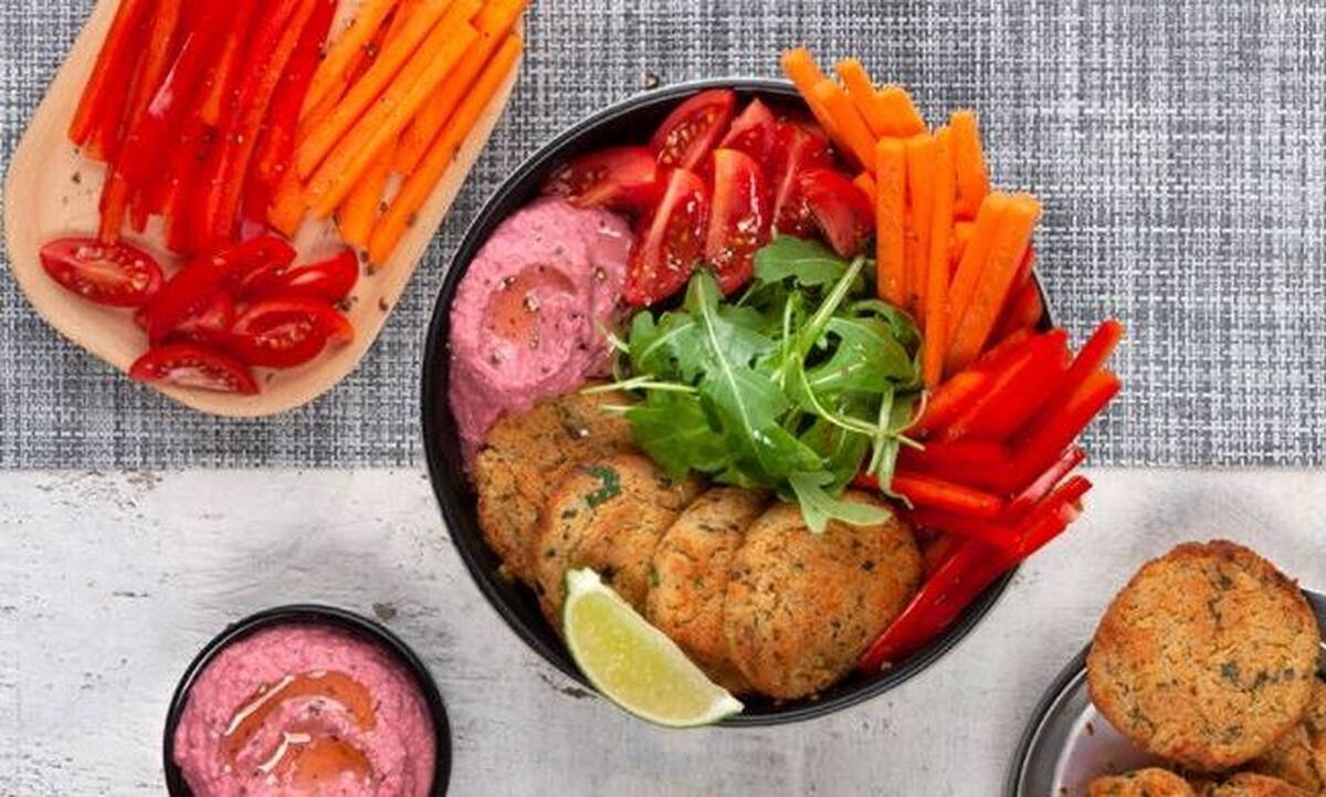 Falafel bowl με χούμους και παντζάρι από τον Άκη Πετρετζίκη