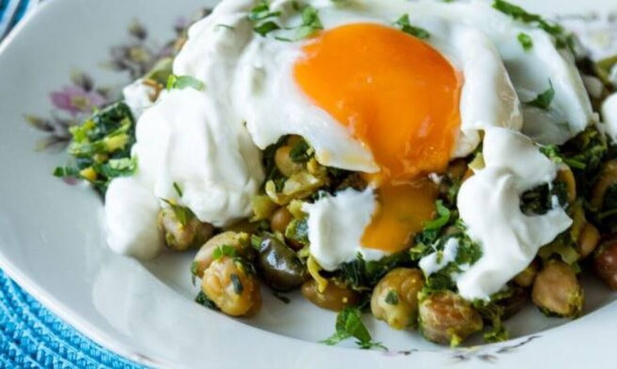 Ρεβίθια με κάρι και τηγανητό αβγό από τον Άκη Πετρετζίκη