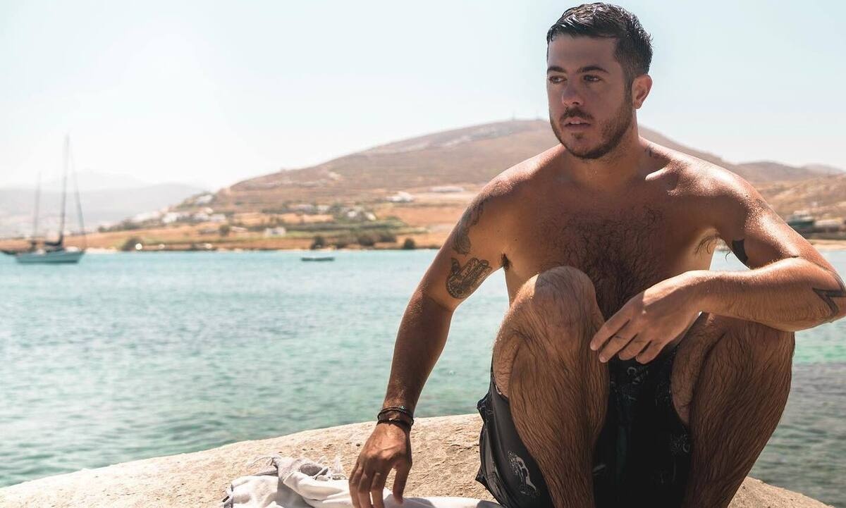 Μιχαήλ Βαρθακούρης: «Το θέμα των φωτογραφιών μου είναι η θάλασσα και η γυναικεία φιγούρα»