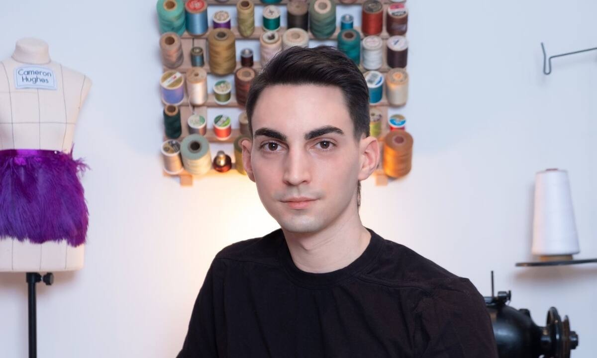 High tech φορέματα; Ο Cameron Hughes τα δημιουργεί και... «ρίχνει» το TikTok