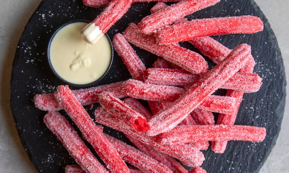 Red velvet churros από τον Άκη Πετρετζίκη!