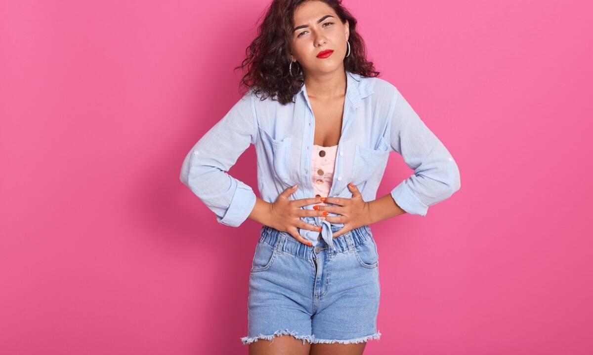 Στομαχικές κράμπες: Τι τις προκαλεί & πώς θα περιορίσετε τα συμπτώματα (εικόνες)