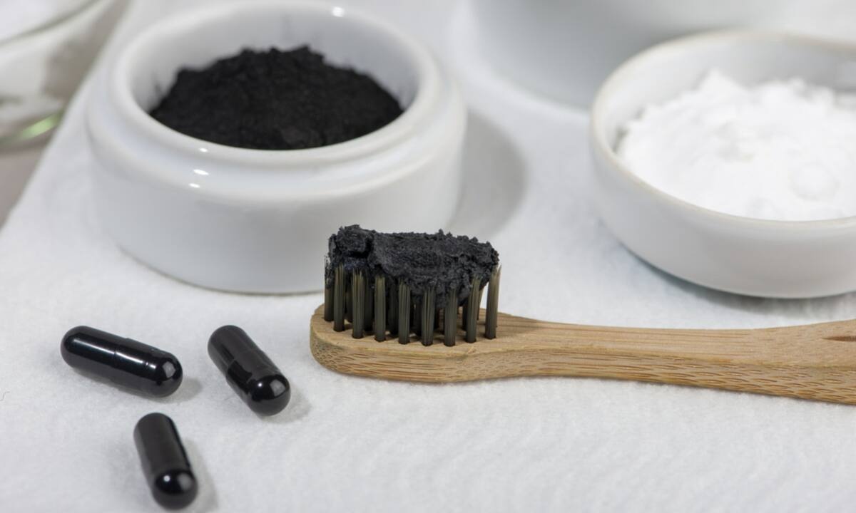 Ενεργός άνθρακας: 5 χρήσεις για ομορφιά και καλύτερη υγεία (video)