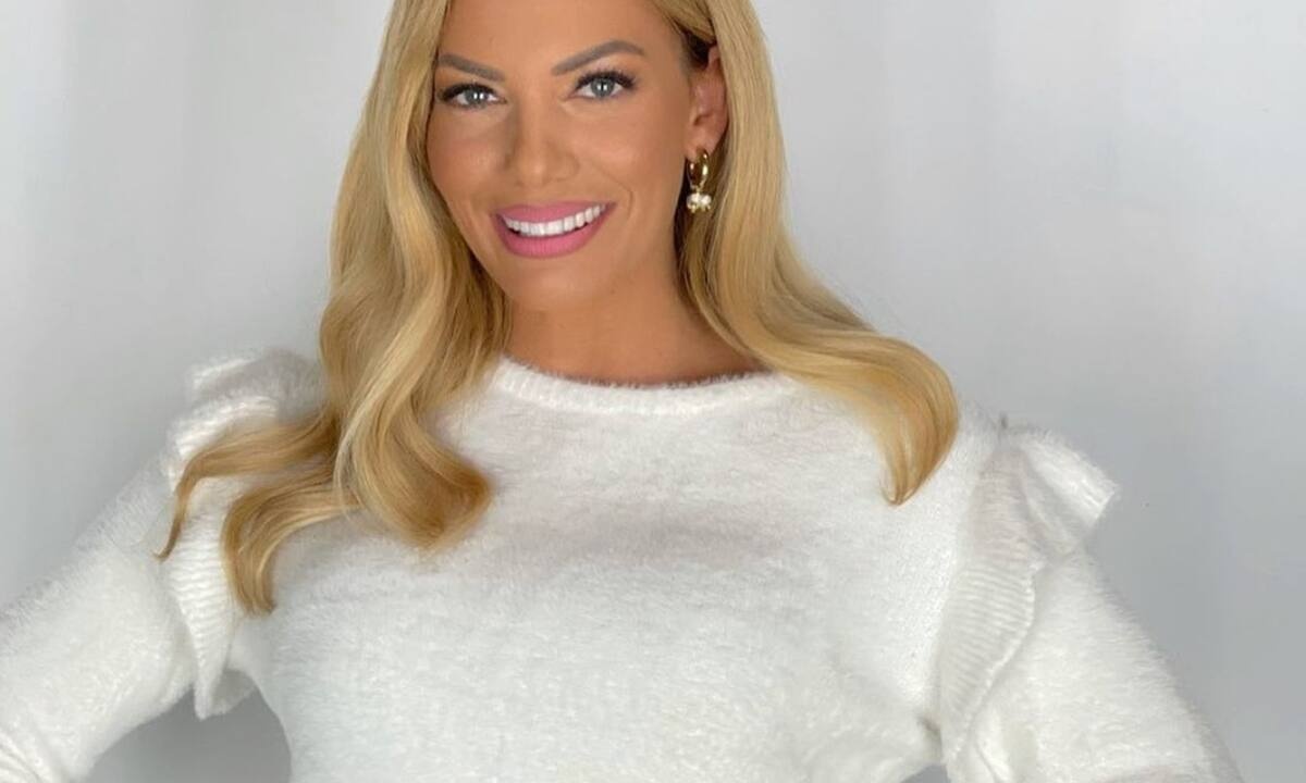 Η Ιωάννα Μαλέσκου αποκάλυψε τους γραμμωμένους κοιλιακούς της μέσα στον χειμώνα (photos)