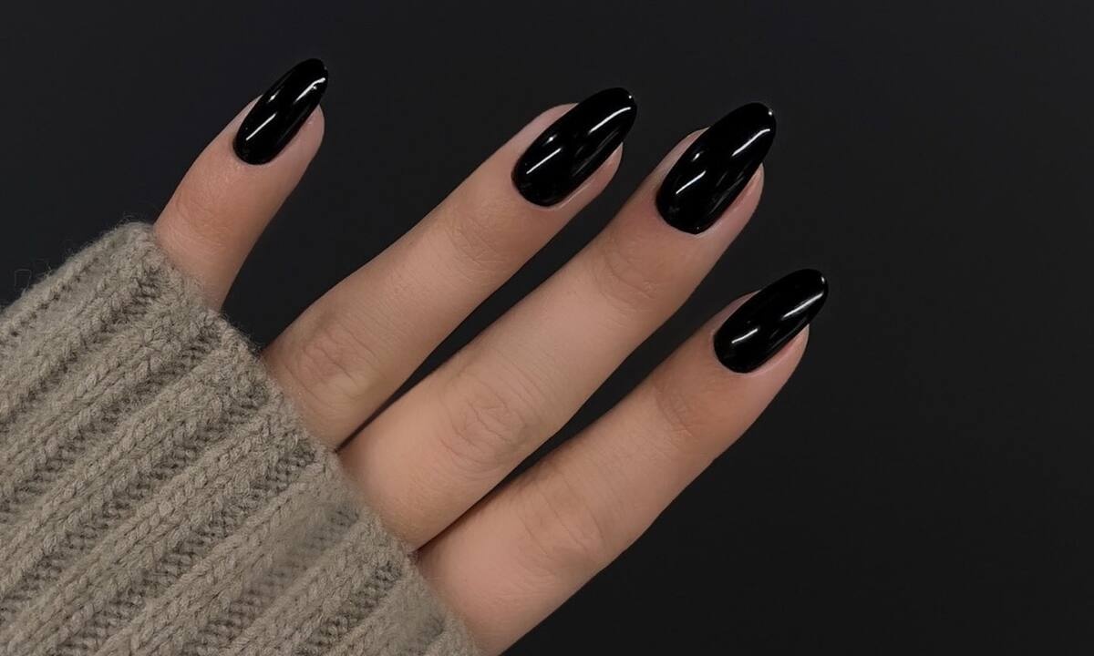 10 μαύρα nail art για να πάρεις ιδέες για το επόμενο μανικιούρ σου