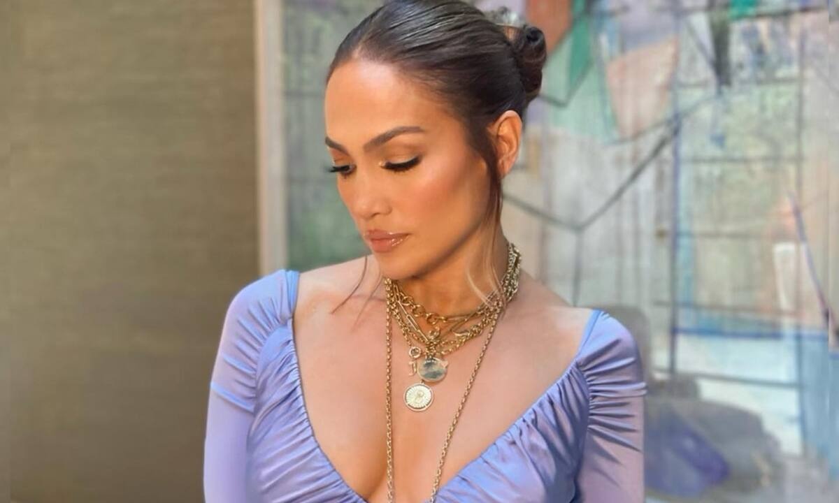 Ο sleek κότσος της JLo θα αναβαθμίσει κάθε look σου – Τα tips για απόλυτη επιτυχία