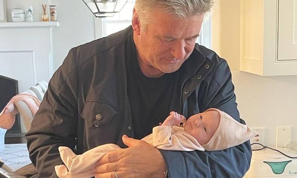 Ανατροπή στην υπόθεση με τον Alec Βaldwin: Ο ηθοποιός δεν πάτησε τη σκανδάλη (photos)