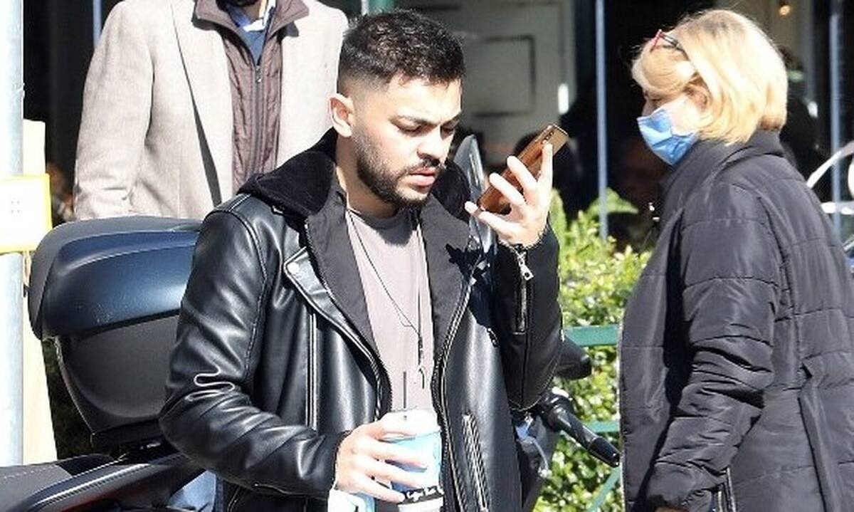 Χαλαρή βόλτα στο Κολωνάκι για τον Χρήστο Σαντικάι