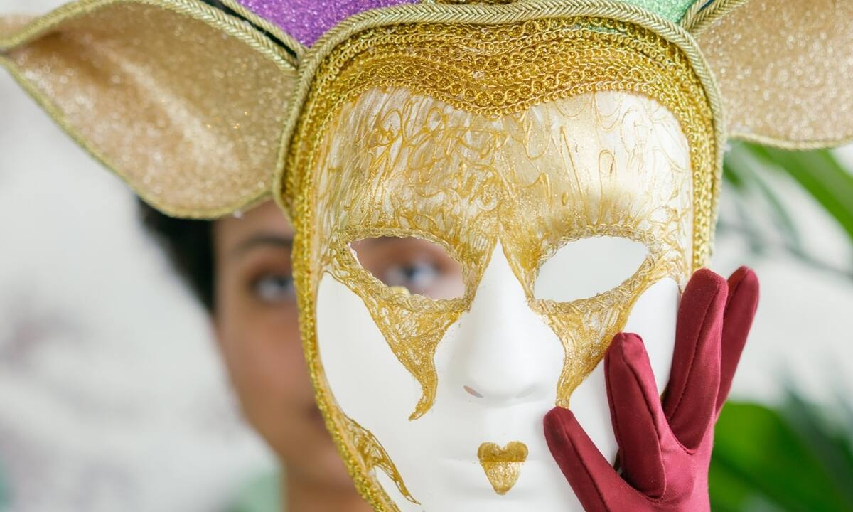 Πώς θα χρησιμοποιήσεις το papier-maché για να φτιάξεις την πιο ωραία αποκριάτικη μάσκα