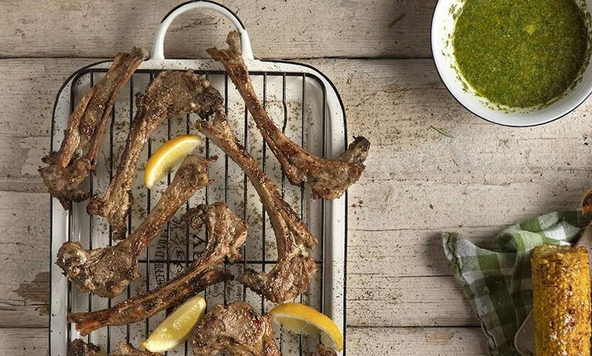 Αρνίσια παϊδάκια με σάλτσα μυρωδικών από τον Άκη Πετρετζίκη