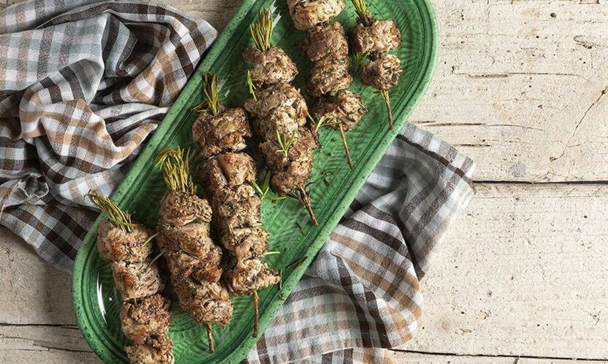 Χοιρινά σουβλάκια με Caesar σος από τον Άκη Πετρετζίκη