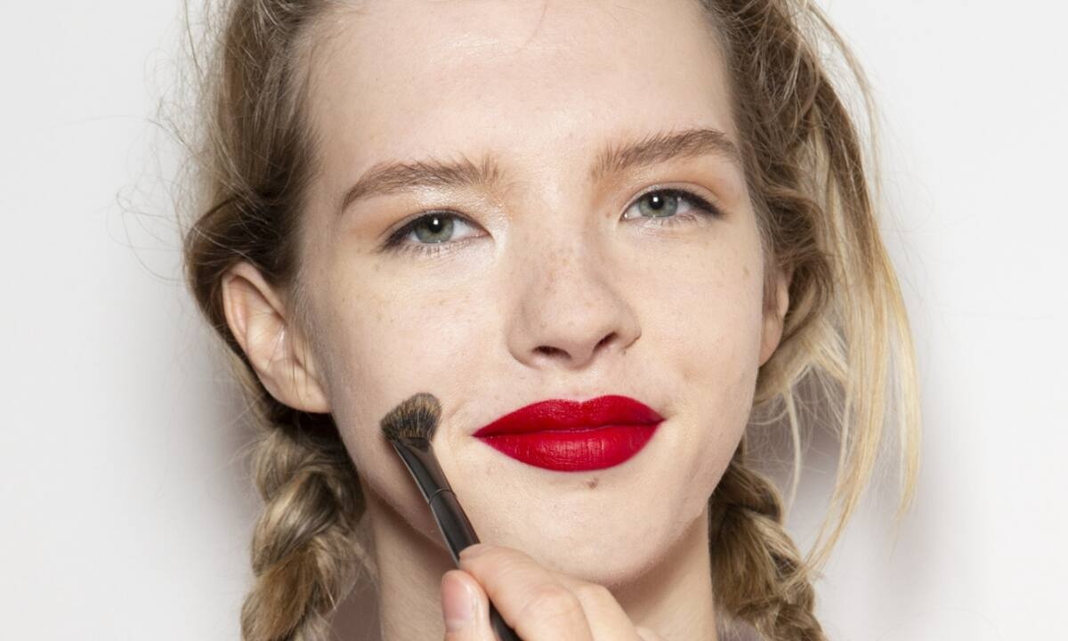 5 φωτεινά κραγιόν για ζουμερά χείλη