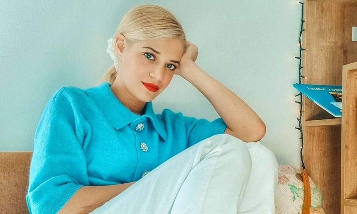 Τζένη Θεωνά: «Αυτή τη στιγμή στην Ουκρανία χτυπιέται ο γιος μου και η κόρη σου»