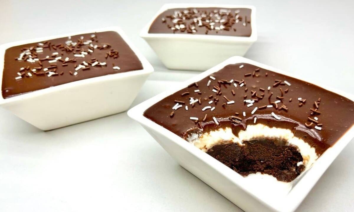 Brownies σοκολάτας με κρέμα χωρίς αυγά - Έτοιμα σε 6 λεπτά (vid)