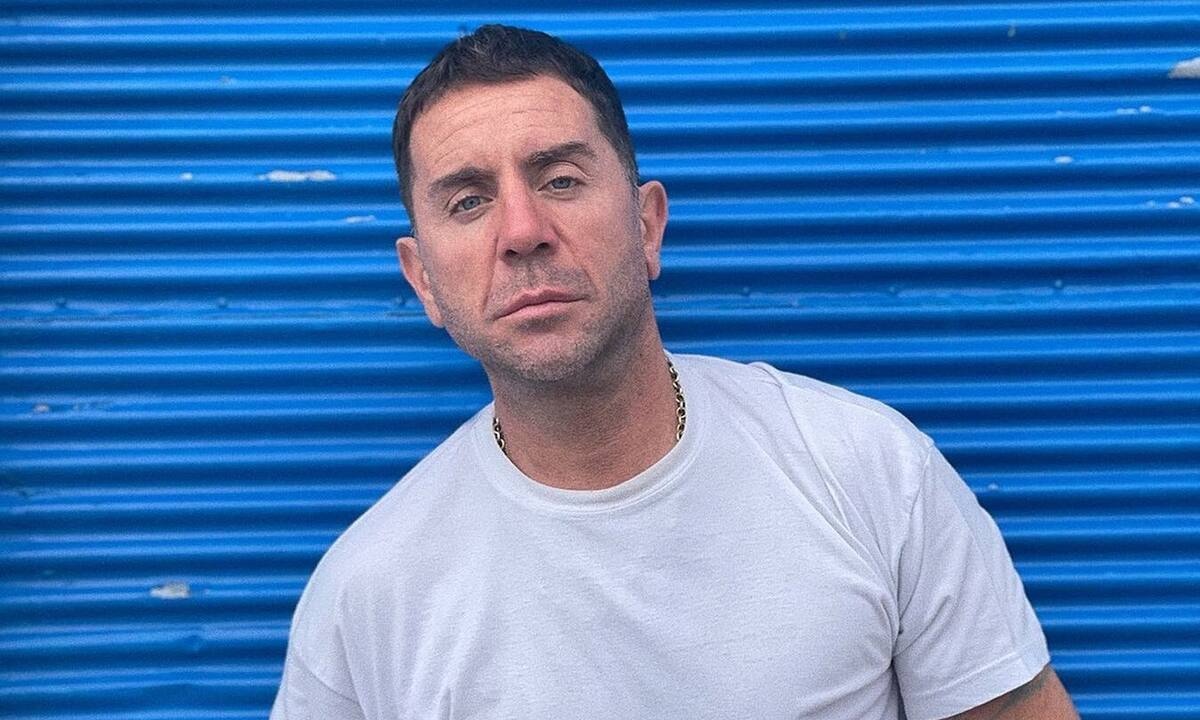 Πάντα large ο Μαζωνάκης! Η έκπληξη στο κέντρο όπου τραγουδά με 4 τούρτες! Η ηλικία και τα κεράκια!