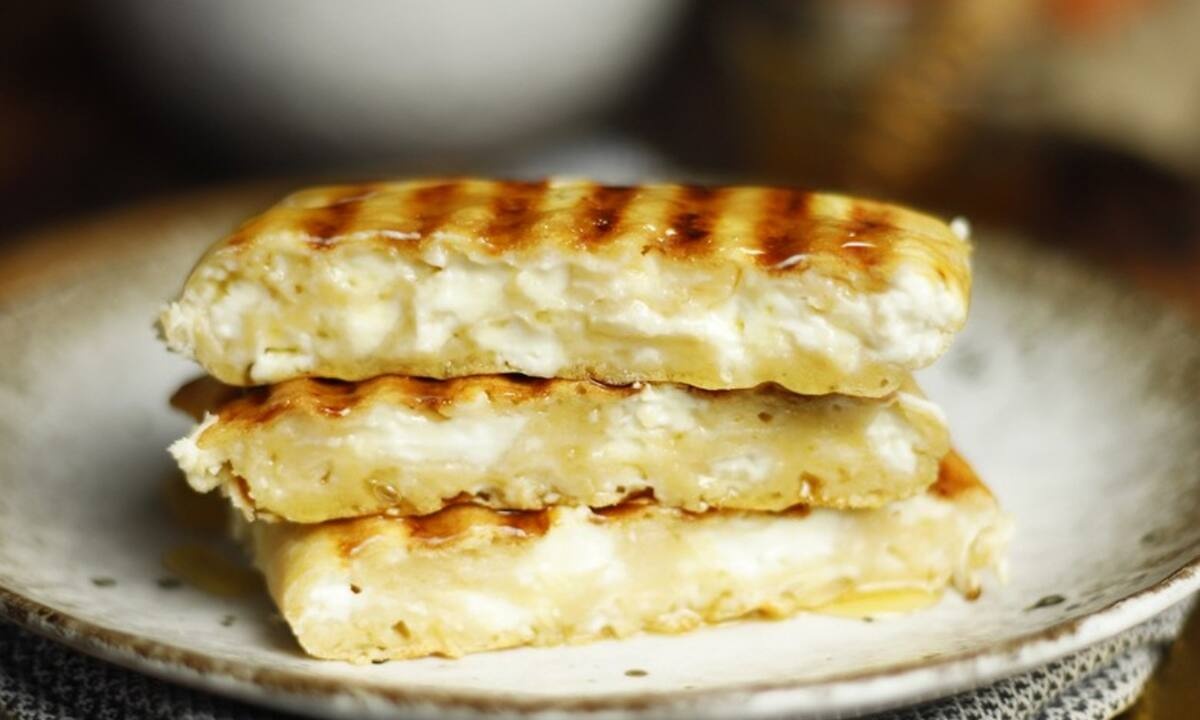 Καθαρά Δευτέρα: Φτιάξε τυρόπιτα στην τοστιέρα με 3 υλικά