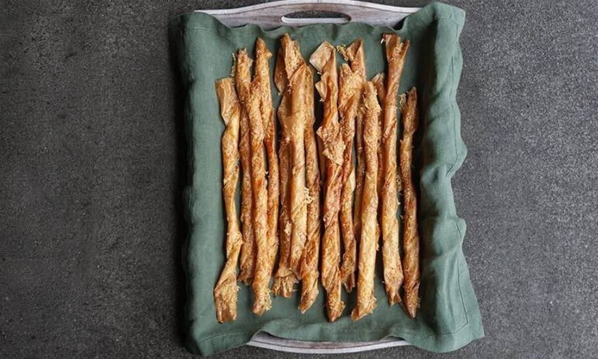 Πεντανόστιμα κριτσίνια παρμεζάνας από φύλλο κρούστας του Άκη Πετρετζίκη