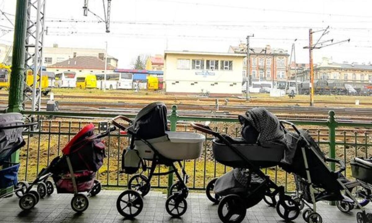 Ουκρανία: Πολωνές μητέρες αφήνουν καρότσια στα σύνορα για τα προσφυγόπουλα