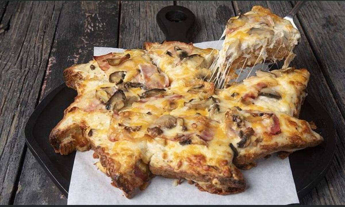Πίτσα express καρμπονάρα από τον Άκη Πετρετζίκη
